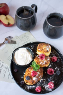 Böğürtlenli ve ekşi kremalı leziz peynirli kekler. Nefis bir kahvaltı. Günaydın.