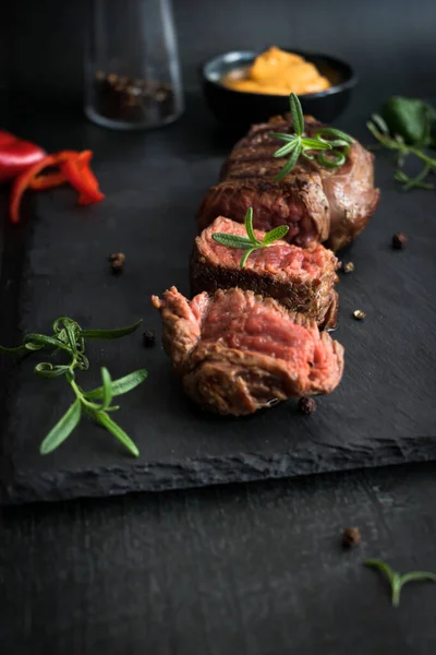 Steak Bœuf Grillé Avec Balsamique Romarin Sur Une Table Pierre — Photo