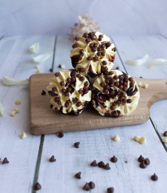 Vanilyalı çikolatalı dondurma. Beyaz ahşap bir arka planda. Tatlılar