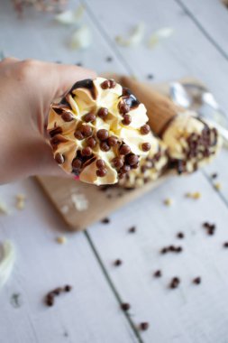 Vanilyalı çikolatalı dondurma. Beyaz ahşap bir arka planda. Tatlılar