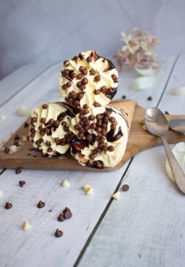 Vanilyalı çikolatalı dondurma. Beyaz ahşap bir arka planda. Tatlılar