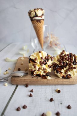 Vanilyalı çikolatalı dondurma. Beyaz ahşap bir arka planda. Tatlılar