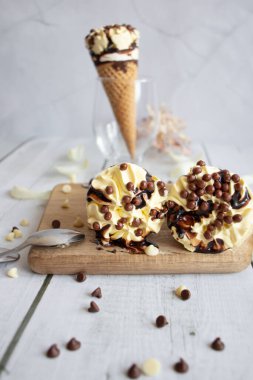Vanilyalı çikolatalı dondurma. Beyaz ahşap bir arka planda. Tatlılar