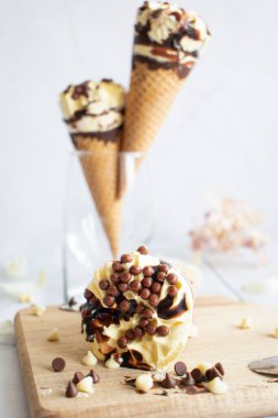 Vanilyalı çikolatalı dondurma. Beyaz ahşap bir arka planda. Tatlılar