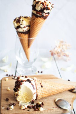 Vanilyalı çikolatalı dondurma. Beyaz ahşap bir arka planda. Tatlılar