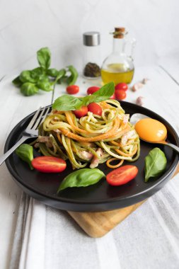 Parmesanlı makarna ve pastırma. Ev yapımı spagetti makarna. Ahşap bir arka planda
