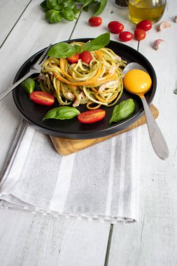 Parmesanlı makarna ve pastırma. Ev yapımı spagetti makarna. Ahşap bir arka planda