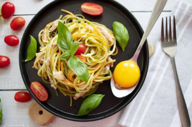 Parmesanlı makarna ve pastırma. Ev yapımı spagetti makarna. Ahşap bir arka planda