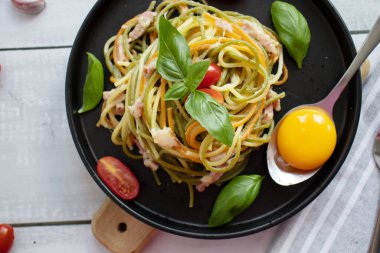 Parmesanlı makarna ve pastırma. Ev yapımı spagetti makarna. Ahşap bir arka planda