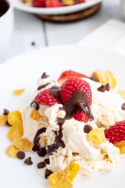 Çilekli dondurma ve çikolatalı çiseleme. Ahşap bir arka planda. Tatlı.