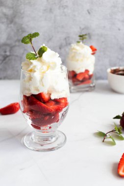 Krem şanti ve taze çilekten tatlı. hafif bir arkaplanda
