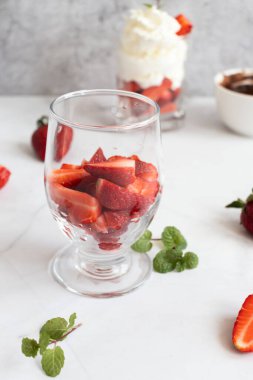 Krem şanti ve taze çilekten tatlı. hafif bir arkaplanda