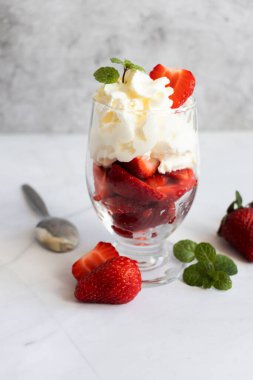 Krem şanti ve taze çilekten tatlı. hafif bir arkaplanda