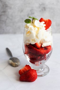 Krem şanti ve taze çilekten tatlı. hafif bir arkaplanda