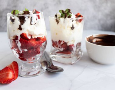 Krem şanti ve taze çilekten tatlı. hafif bir arkaplanda