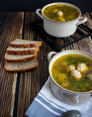 Yakın plan çorba. Köfteli çorba. Ahşap bir arka planda.