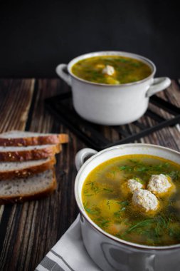 Yakın plan çorba. Köfteli çorba. Ahşap bir arka planda.