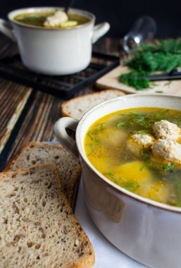 Yakın plan çorba. Köfteli çorba. Ahşap bir arka planda.