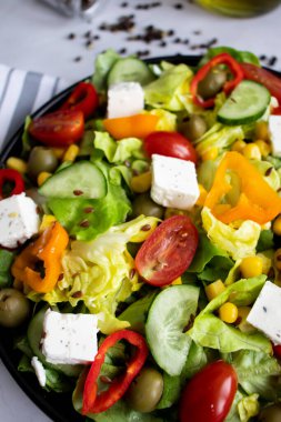 Yeşil yapraklar ve sebze karışımından yapılmış yeşil bir vegan salatası. beyaz arkaplan