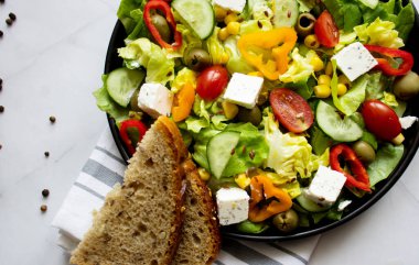 Yeşil yapraklar ve sebze karışımından yapılmış yeşil bir vegan salatası. beyaz arkaplan