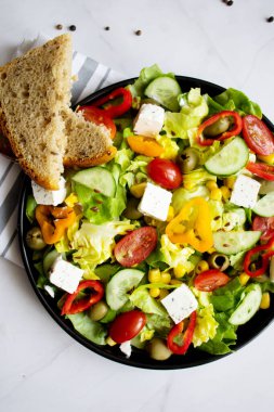 Yeşil yapraklar ve sebze karışımından yapılmış yeşil bir vegan salatası. beyaz arkaplan