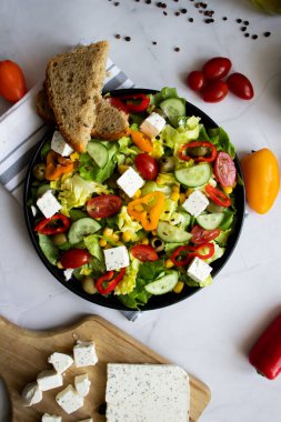 Yeşil yapraklar ve sebze karışımından yapılmış yeşil bir vegan salatası. beyaz arkaplan