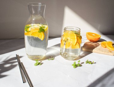 Meyve suyu. Limonlu ve portakallı su. Beyaz bir arkaplanda.