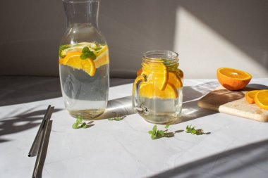 Meyve suyu. Limonlu ve portakallı su. Beyaz bir arkaplanda.