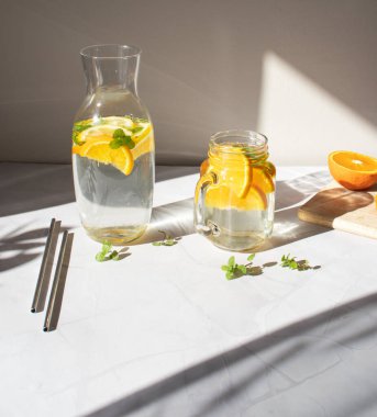 Meyve suyu. Limonlu ve portakallı su. Beyaz bir arkaplanda.