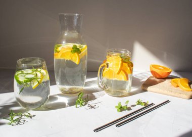 Meyve suyu. Limonlu ve portakallı su. Beyaz bir arkaplanda.