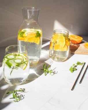 Meyve suyu. Limonlu ve portakallı su. Beyaz bir arkaplanda.