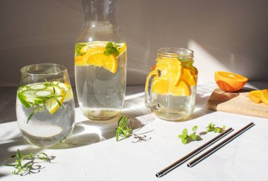 Meyve suyu. Limonlu ve portakallı su. Beyaz bir arkaplanda.