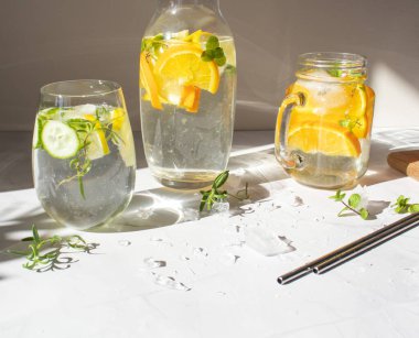 Meyve suyu. Limonlu ve portakallı su. Beyaz bir arkaplanda.