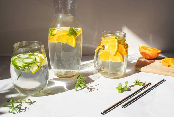 Meyve suyu. Limonlu ve portakallı su. Beyaz bir arkaplanda.