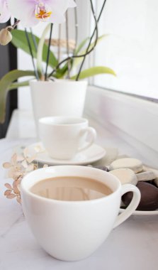 Kahve sade. Sütlü kahve. - Günaydın. beyaz arkaplanda