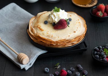 Böğürtlenli taze krep. Kahvaltıda. Karanlık bir arka planda