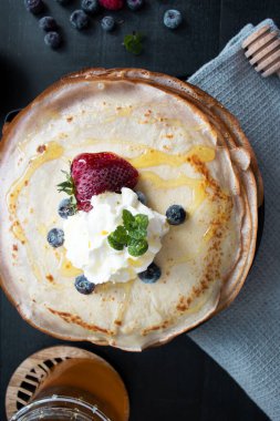 Böğürtlenli taze krep. Kahvaltıda. Karanlık bir arka planda