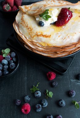 Böğürtlenli taze krep. Kahvaltıda. Karanlık bir arka planda