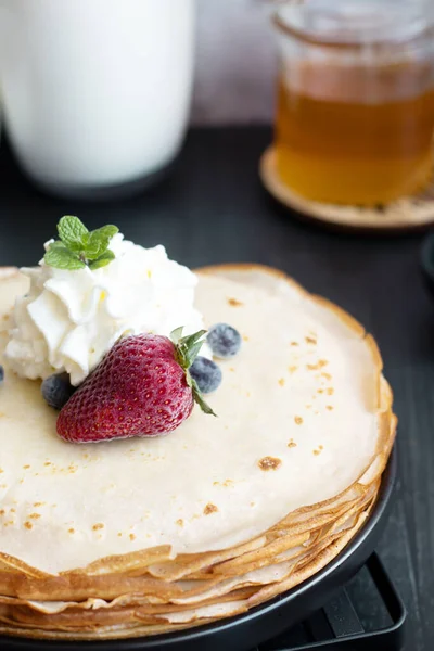 Frische Pfannkuchen Mit Beeren Frühstück Auf Dunklem Hintergrund — Stockfoto