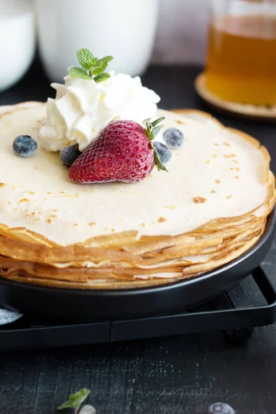 Pancake Freschi Con Bacche Colazione Uno Sfondo Scuro — Foto Stock