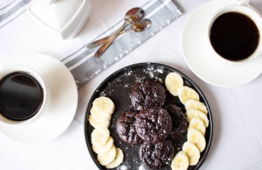 Lezzetli çikolatalı muzlu kekler. Tatlı. Beyaz bir arkaplanda