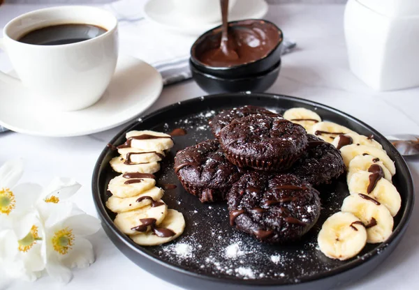 Finom Csokis Banános Muffinok Desszert Fehér Alapon — Stock Fotó
