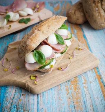 Mozzarella ve jambonlu sandviç. ahşap bir arka planda