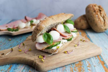Mozzarella ve jambonlu sandviç. ahşap bir arka planda