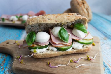 Mozzarella ve jambonlu sandviç. ahşap bir arka planda