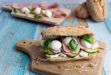 Mozzarella ve jambonlu sandviç. ahşap bir arka planda