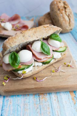Mozzarella ve jambonlu sandviç. ahşap bir arka planda
