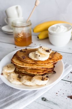 Taze böğürtlen ve kremalı krep. Kahvaltıda. Ahşap bir arka planda