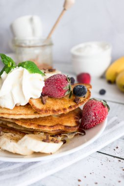 Taze böğürtlen ve kremalı krep. Kahvaltıda. Ahşap bir arka planda