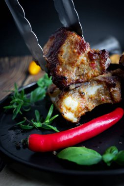 Biberiye ve soslu pirzola. Ahşap bir arka planda